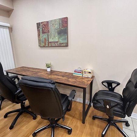 Avid Vacation Palace In Castlemore , Brampton Bagian luar foto