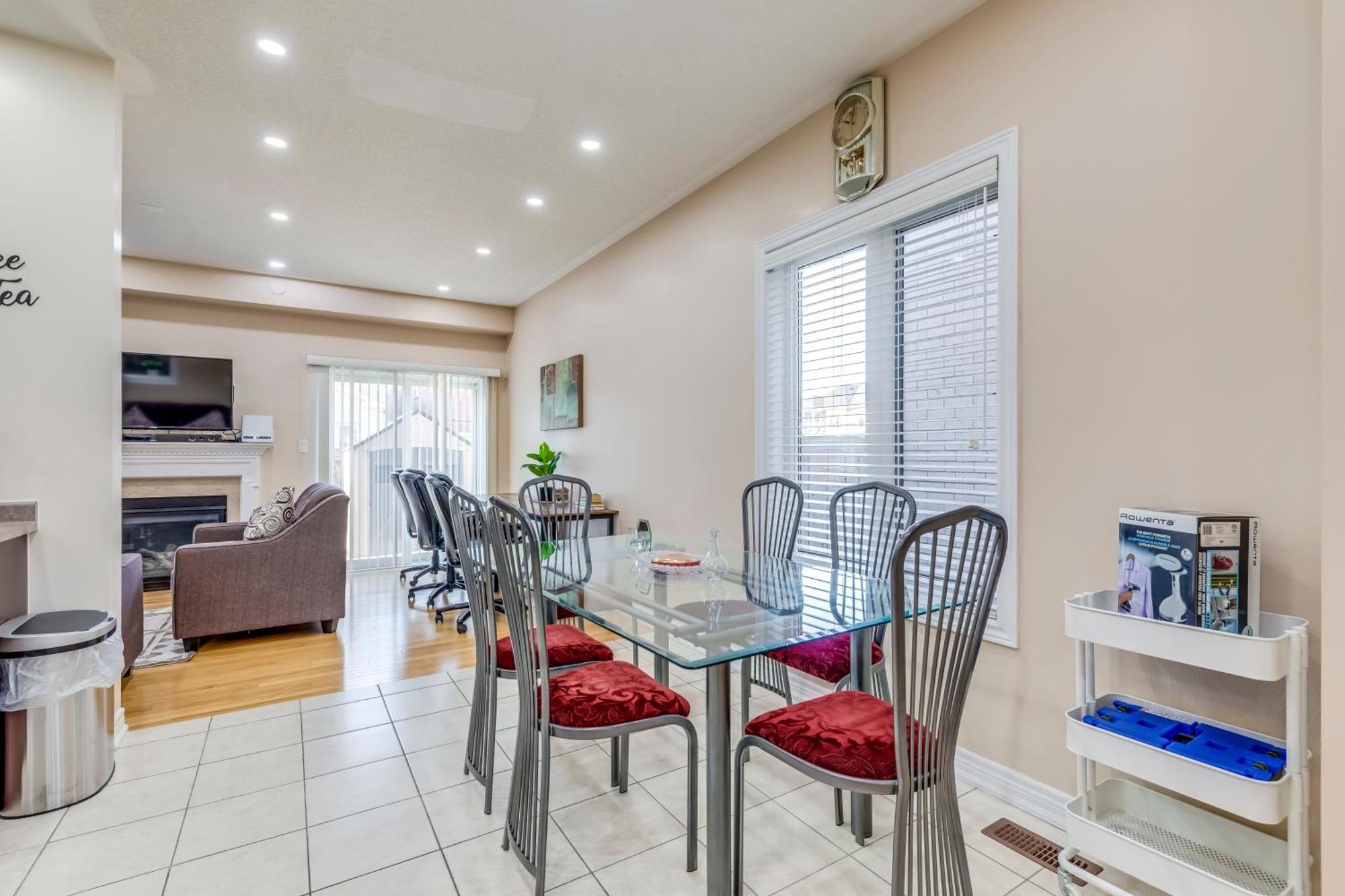 Avid Vacation Palace In Castlemore , Brampton Bagian luar foto